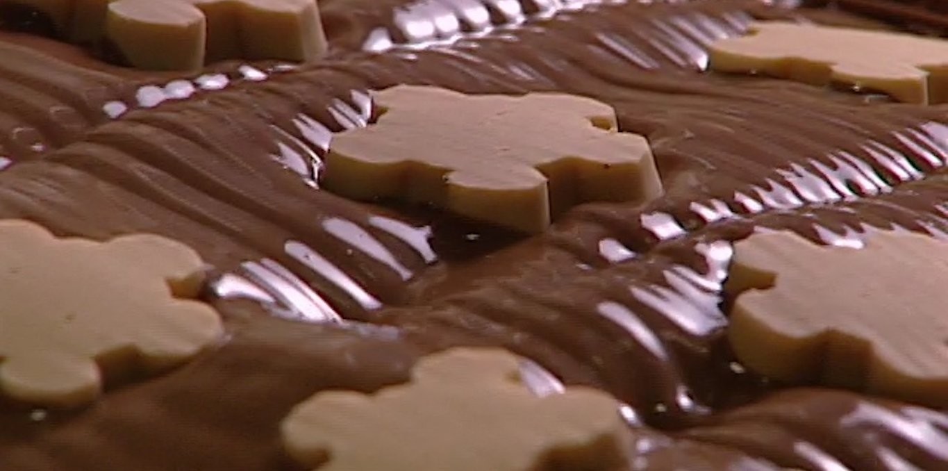 Couverture du documentaire Comment fait-on pour... remplir le centre des chocolats ?